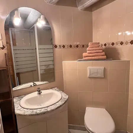 Caro, La Petite Maison Nyaraló